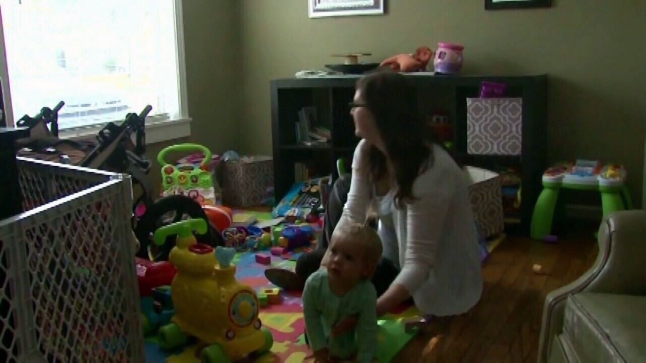 Ipcam mom. IP cam плохая мама. Семейка без комплексов камера. IP cam мама без комплексов. Мамочка шалит с игрушкой